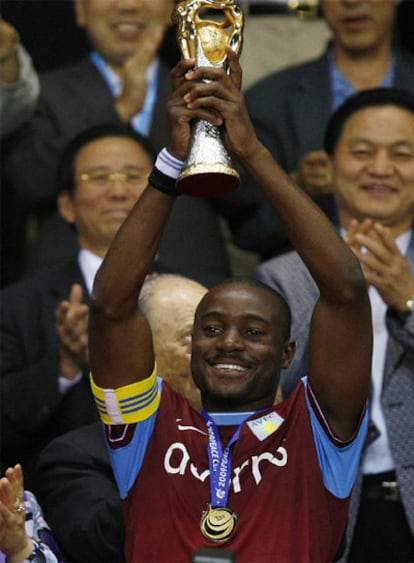 El capitán del equipo inglés Nigel Reo Coker levanta triunfante la copa en el estadio de La Cartuja.