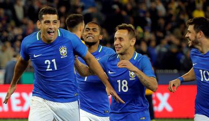Jogadores da seleção brasileira comemoram segundo gol de Diego Souza.