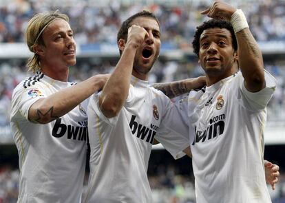 Guti, Higuaín y Marcelo, en un partido de Liga de 2010 contra Osasuna.