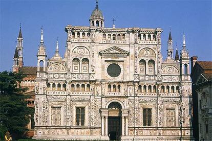 Fachada de la Cartuja de Pavía, obra maestra del <b><i>quattrocento</b></i>, una sucesión de estilos armoniosamente conjuntados, del gótico lombardo al renacentista o el barroco.