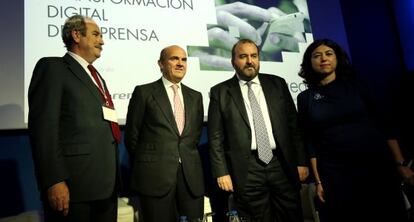 De izquierda a derecha, José Gabriel González Arias, Luis de Guindos, José Luis Sainz e Irene Lanzaco, tras la asamblea de la AEDE.
