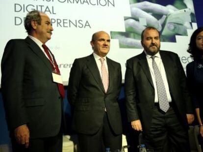 De izquierda a derecha, José Gabriel González Arias, Luis de Guindos, José Luis Sainz e Irene Lanzaco, tras la asamblea de la AEDE.