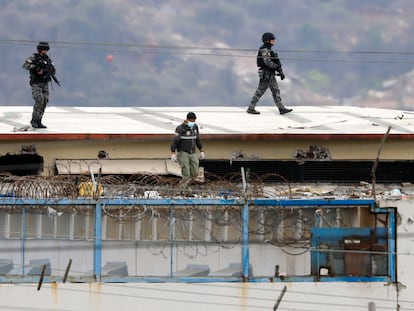 Policías rodean el cuerpo de un recluso en el techo de la cárcel de Guayaquil, el 13 de noviembre de 2021.