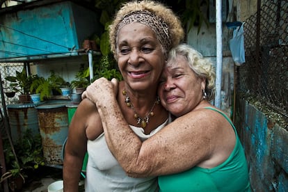 Una vecina y amiga abraza a Wendy en el patio de su casa. Wendy es la única intersexual diagnosticada por el Centro Nacional de Educación de Cuba. El 85% de su ADN es de mujer, por eso en su adolescencia desarrolló cuerpo de mujer y unos pequeños senos. Sin embargo, nació con genitales masculinos y siempre tuvo que vivir como un hombre. Sufrió el rechazo de su familia y entorno. Ahora que ya sabe cual es su problema espera poder ser sometida a una operación de cambio de sexo.