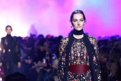 Elie Saab ya no es solo para princesas

Los románticos diseños del libanés renuncian esta temporada a la dosis de azúcar para versionar su universo en clave dark. Un giro inesperado y apetecible de cara al próximo invierno.