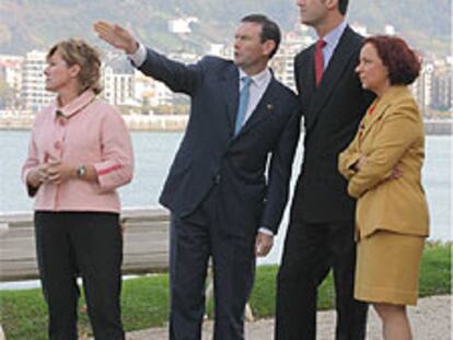 El Príncipe, ayer, a su llegada al palacio de Miramar, con el <i>lehendakari,</i> Juan José Ibarretxe, y las ministras Pilar del Castillo y Ana Palacio.