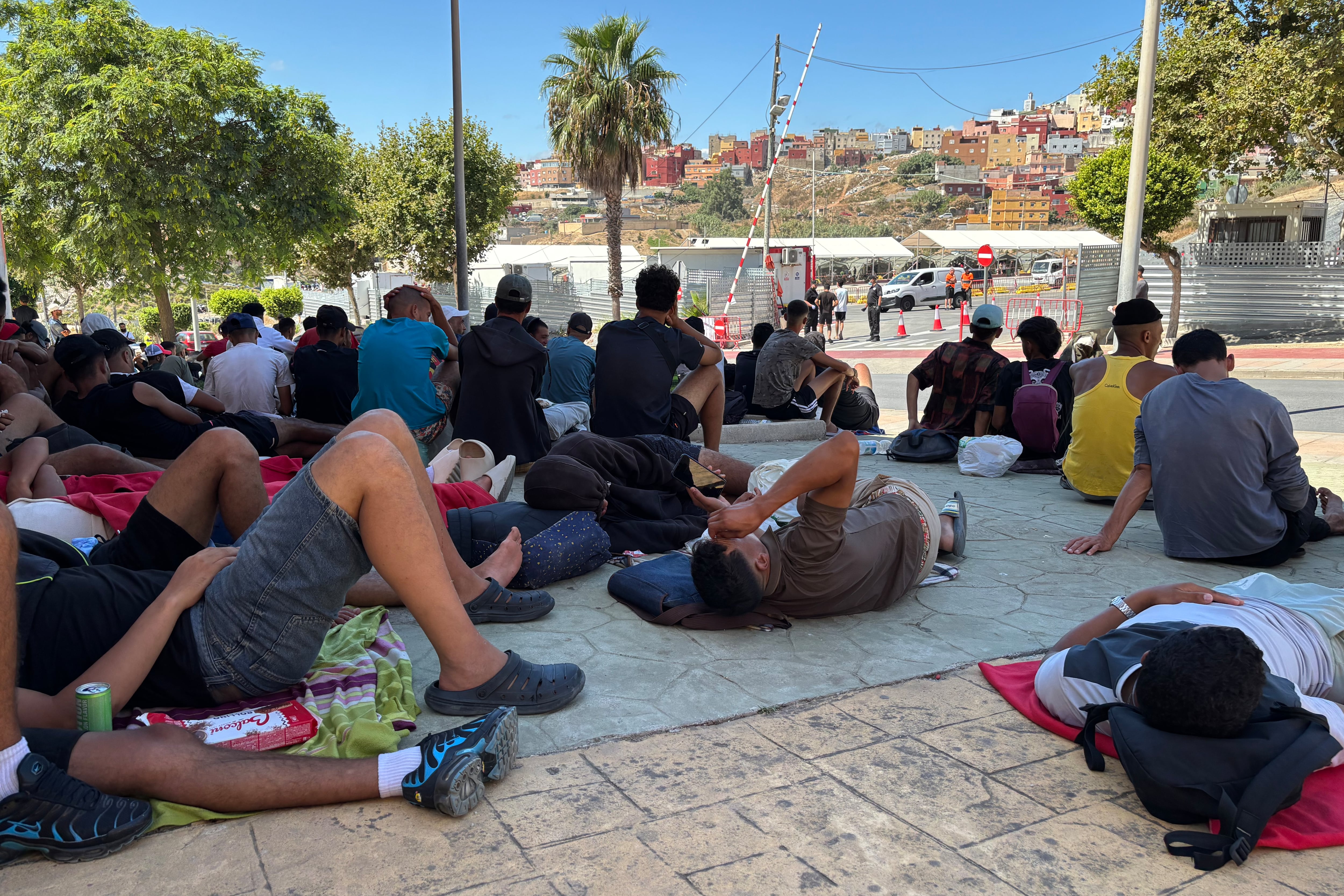Los migrantes de Ceuta aceptan los espacios de acogida, pero aún recelan de que sean una trampa