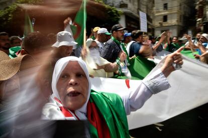 Manifestantes argelinos participan en una protesta contra la clase gobernante en Argel (Argelia), el 9 de agosto de 2019, durante el 25 viernes consecutivo.