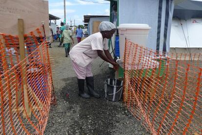 La acci&oacute;n de lavarse las manos con agua clorada se repite en los centros de pacientes de &Eacute;bola como ELWA3 gestionado por MSF en Monrovia, capital de Liberia.