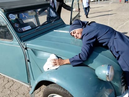 Una animadora en el Jarama Vintage Festival recuerda a Sor Citroën (1967), protagonista de la película homónima de Pedro Lazaga.