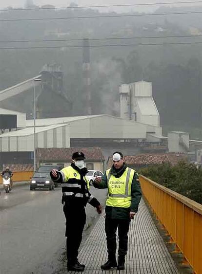 El humo provocado por el incendio de un pozo en la localidad de Langreo ha obligado al Gobierno asturiano ha activado el Plan Territorial de Protección Civil en su nivel 1. La Policía Local está pidiendo a la gente por megafonía que no salga de sus casas.