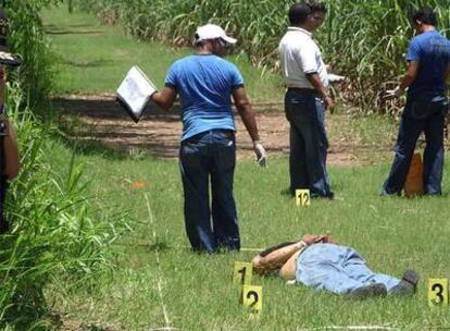 Policías inspeccionan el lugar en el que fue hallado el cadáver de Bustillo, con las manos atadas a la espalda.