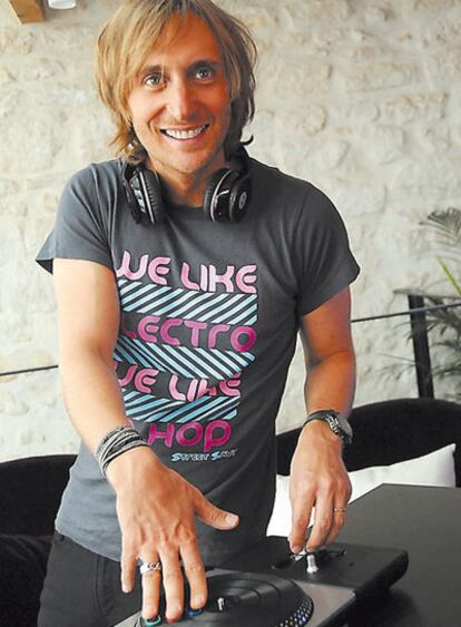 David Guetta dándole al periférico del videojuego <i>Dj hero.</i> Es uno de los embajadores del juego.