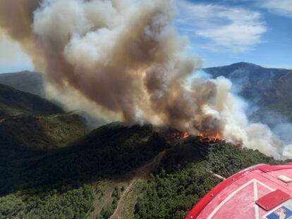 En la imagen, vista aérea del incendio en Sierra Bermeja, este jueves.