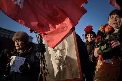 Simpatizantes del Partido Comunista de Rusia durante los actos conmemorativos del 91 aniversario de la muerte de Vladimir Lenin, en la Plaza Roja de Moscú.