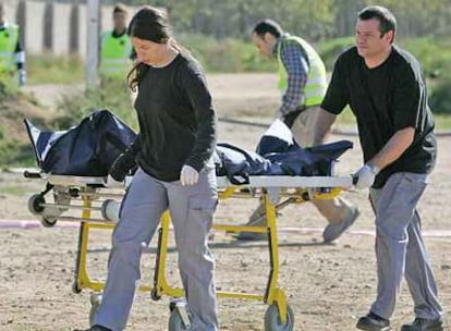 Unos funerarios transportan el cadáver de la búlgara Miglena Petrova, hallado el 3 de noviembre en Hostalric.