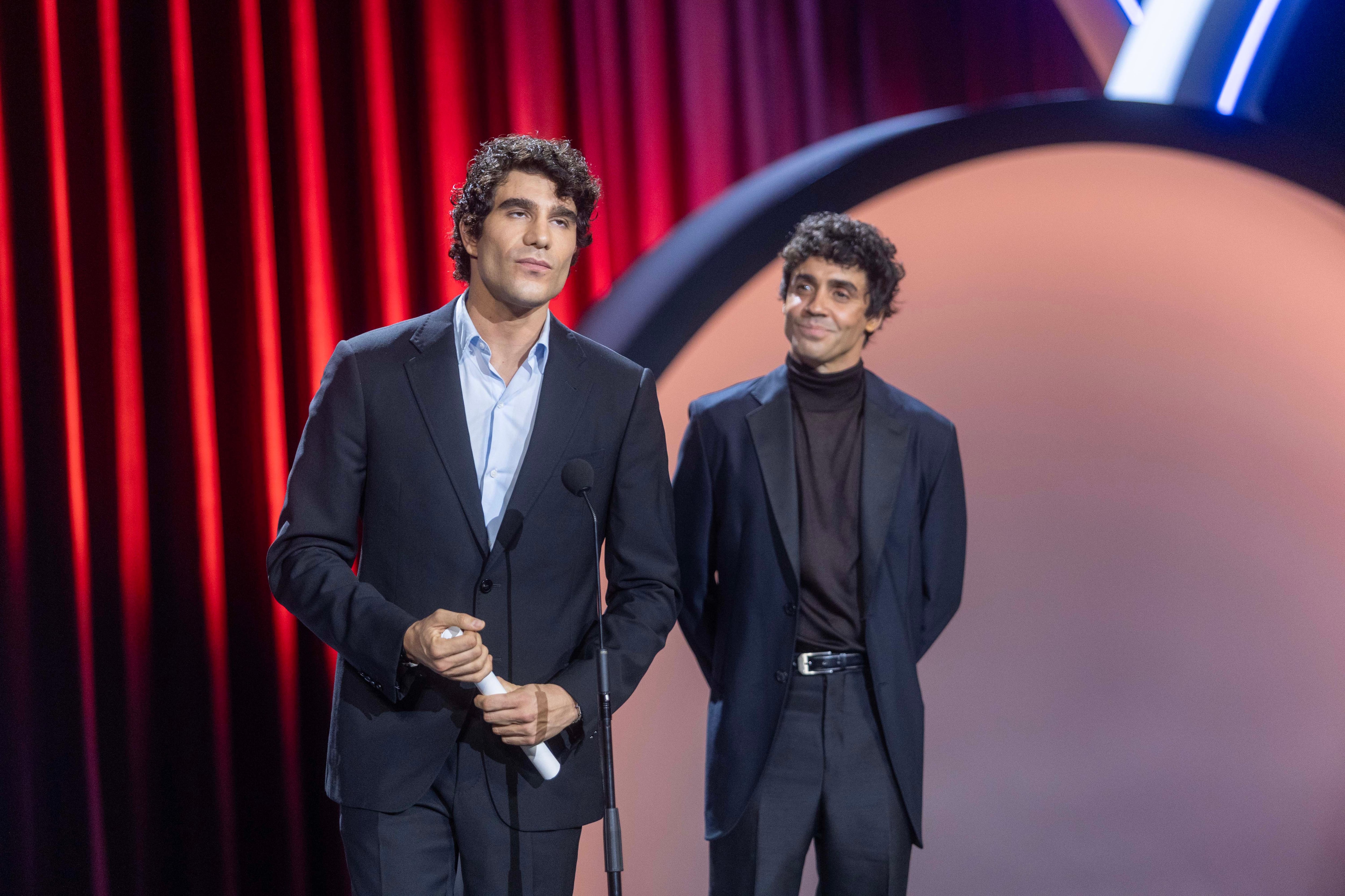 Javier Calvo y Javier Ambrossi reciben el Premio del Público a 'La bola negra', en San Sebastián.
