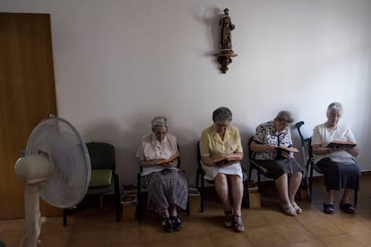 Las hermanas Franciscanas Misioneras de María, durante la oración vespertina de las ocho, en su casa de La Poveda (Arganda del Rey).