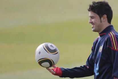 Villa juguetea con el balón durante un entrenamiento.