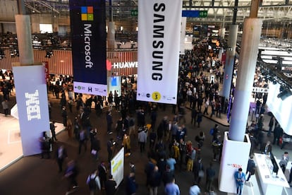 Vista aérea del interior del recinto Fira Gran Vía durante la primera jornada del Mobile World Congress.