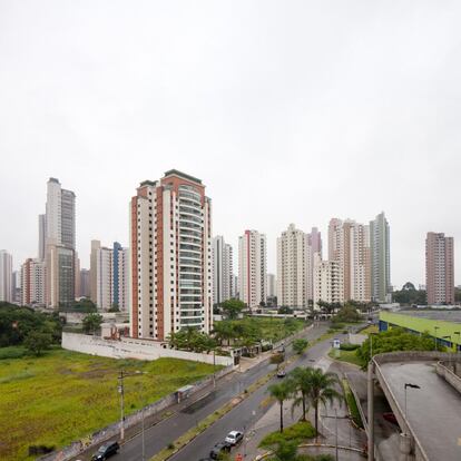 "A fuga do adensamento trouxe ainda um espraiamento para a cidade, que, em tudo, foi interessante para as construtoras que puderam explorar cada vez mais terrenos". Foto no bairro Jardim Anália Franco.