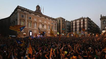 Milhares de manifestantes comemoram decis&atilde;o do Parlamento catal&atilde;o de dar in&iacute;cio ao processo de independ&ecirc;ncia. 