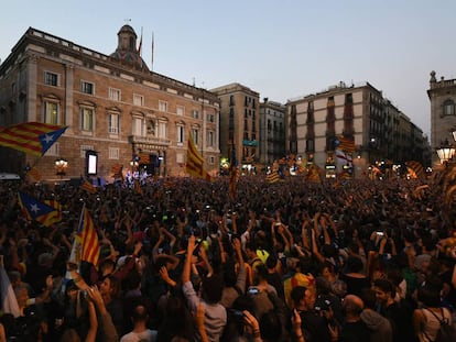 Milhares de manifestantes comemoram decis&atilde;o do Parlamento catal&atilde;o de dar in&iacute;cio ao processo de independ&ecirc;ncia. 