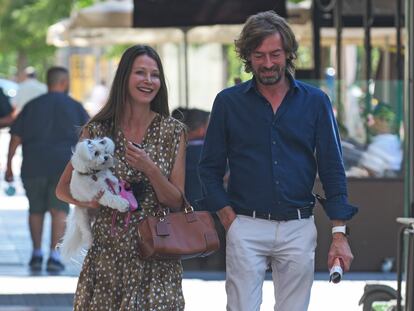 Esther Doña y Santiago Pedraz pasean por una calle de Madrid el pasado 4 de agosto.