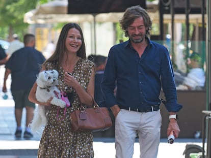 Esther Doña y Santiago Pedraz pasean por una calle de Madrid el pasado 4 de agosto.