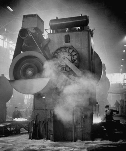 Imagen sin fecha. Unos trabajadores en una fábrica de coches de Detroit en la época dorada de la ciudad.