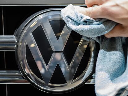 Una persona limpia un automóvil Volkswagen.