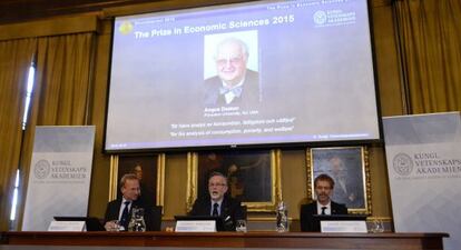 Moment en què el secretari permanent de l'Acadèmia sueca ha anunciat el nom del Nobel d'Economia 2015.