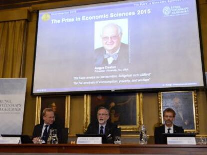 Moment en què el secretari permanent de l'Acadèmia sueca ha anunciat el nom del Nobel d'Economia 2015.