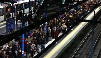 Primera jornada de huelga y paros parciales de Metro de Madrid en la estación de Príncipe Pío, donde confluyen las lineas 6 y 10.