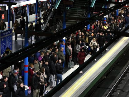 Primera jornada de huelga y paros parciales de Metro de Madrid en la estación de Príncipe Pío, donde confluyen las lineas 6 y 10.