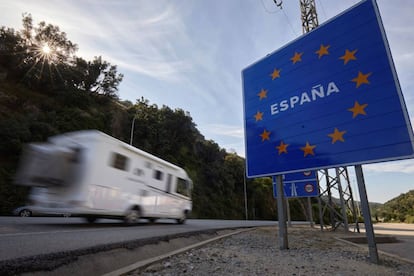 Vehículos circulan tras la apertura de la frontera con Francia en la Carretera Nacional 2, este domingo en El Pertús, Francia. Los pasos fronterizos entre España y Francia se reabren 96 días después del cierre por la pandemia y permiten el paso a ciudadanos franceses que vuelven a cruzar la muga para disfrutar en suelo español de la llamada