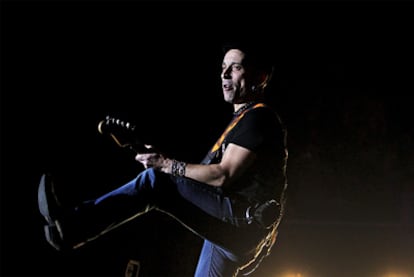 Fito Cabrales, durante el recital de anoche en el Palacio de los Deportes de Madrid.