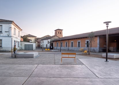 Los jóvenes arquitectos vascos Iñigo Tudanca e Iñigo Ocamica han remodelado la plaza Mayor de Mansilla Mayor, León.