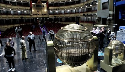  Los bombos que repartir&aacute;n la suerte en el Teatro Real de Madrid.