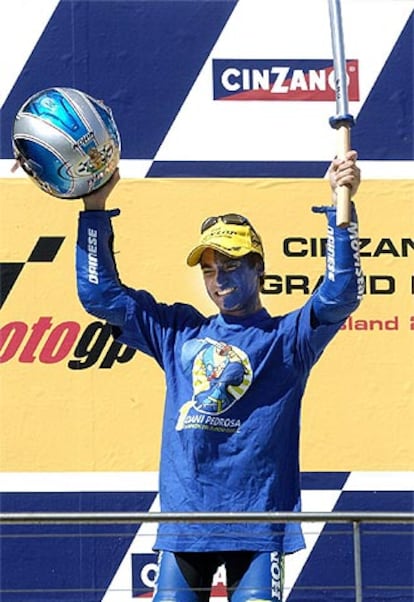 Dani Pedrosa celebra su triunfo con la cara pintada de azul en el circuito australiano de Phillip Island.