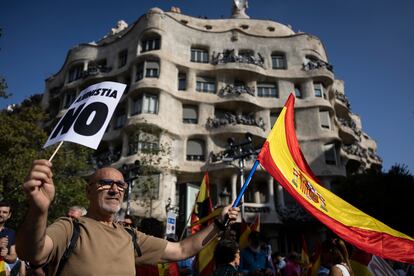 Un manifestante sujetaba una bandera de España durante la marcha contra la amnistía celebrada este domingo por el centro de Barcelona. 