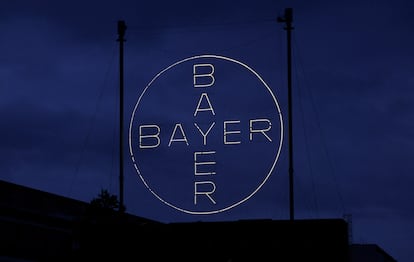 Logotipo del fabricante farmacéutico y químico alemán Bayer en Leverkusen, Alemania.