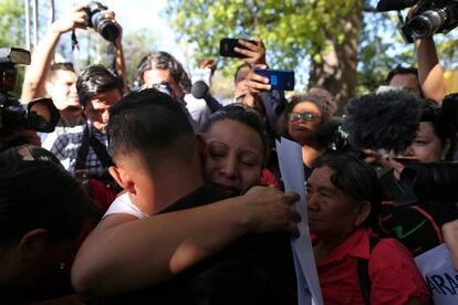 Teodora del Carmen Vasquez abraza a su hijo tras ser excarcelada este jueves en El Salvador.