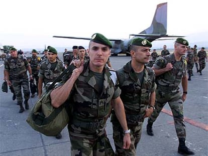 Un grupo de soldados franceses, a su llegada al aeropuerto de Skopje.