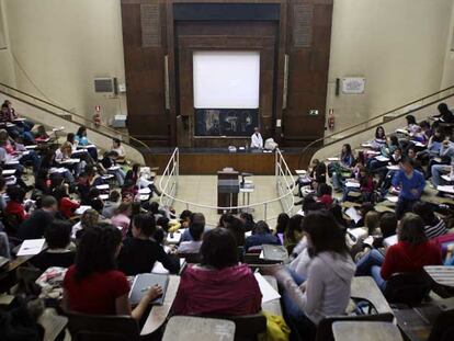 Un profesor imparte una clase en la Facultad de Medicina de la Universidad Complutense.