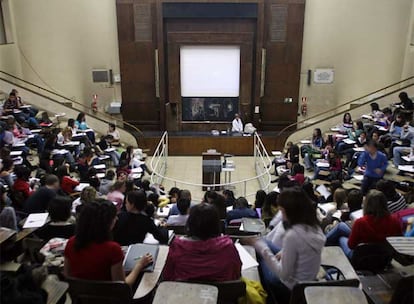 Un profesor imparte una clase en la Facultad de Medicina de la Universidad Complutense.