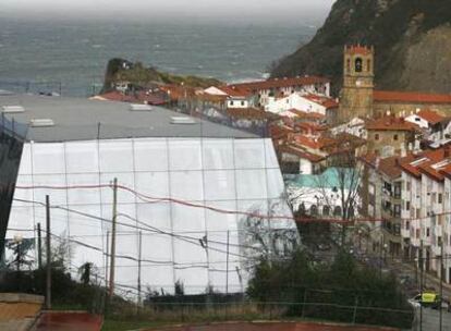 A la izquierda, la cubierta del edificio que albergará el Museo Balenciaga en Getaria.