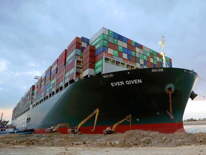 El buque 'Evergreen', encallado en el Canal de Suez.