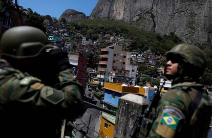 Membros das Forças Armadas em operação na favela da Rocinha, no Rio