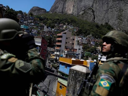 Membros das Forças Armadas em operação na favela da Rocinha, no Rio